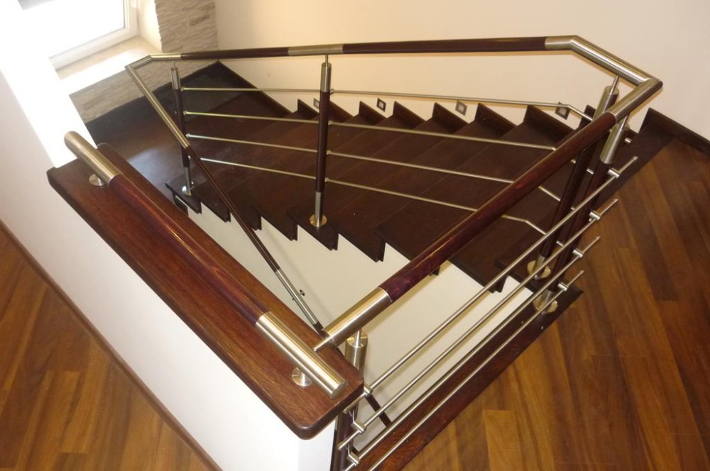 Balustrady schodowe ze stali nierdzewnej z drewnianym pochwytem — wnętrze domu — realizacja M-stal